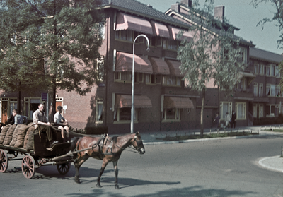115623 Gezicht op de hoek Vondellaan (rechts) en Da Costakade te Utrecht met op de voorgrond een paard en wagen beladen ...